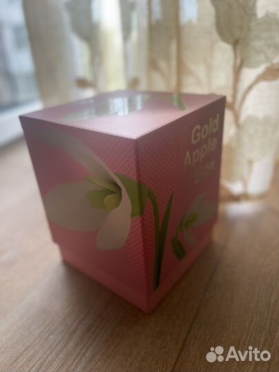 Gold apple box