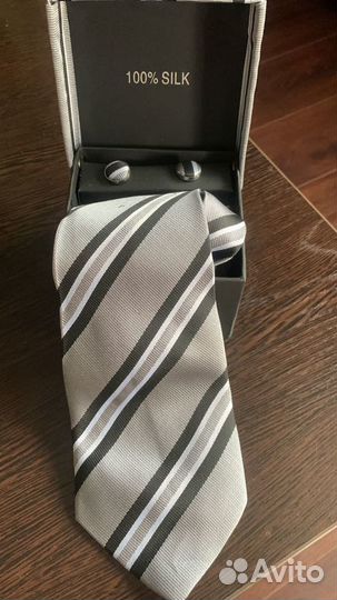 Галстук шелковый и запонки. В подарочной упаковке