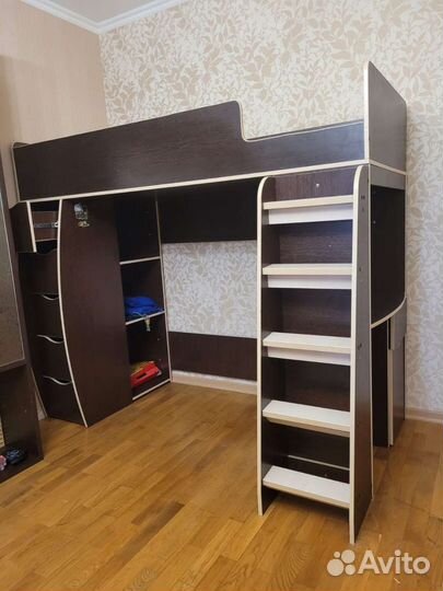 Детская кровать чердак со столом и шкафом