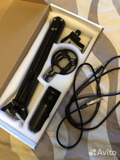 Конденсаторный микрофон на стойке