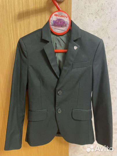 Школьный костюм для мальчика зеленого цвета