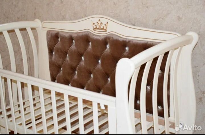 Детская кроватка с маятником