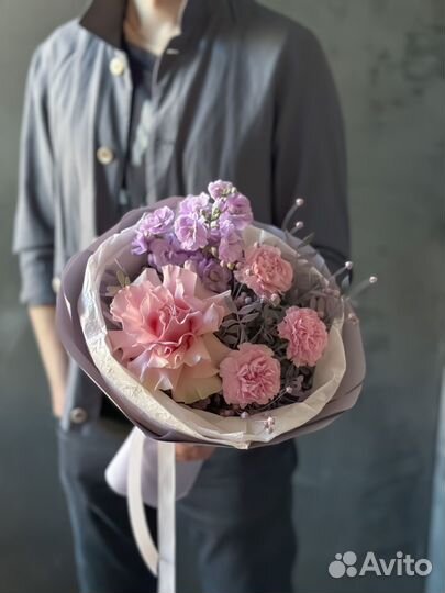 Круглый букет с французской розой и маттиолой