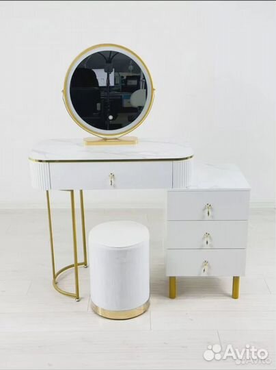 Туалетный столик. Столик для макияжа