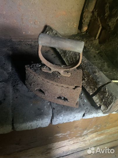 Старинный утюг на углях