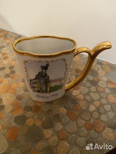 Фарфоровая чашка с носиком