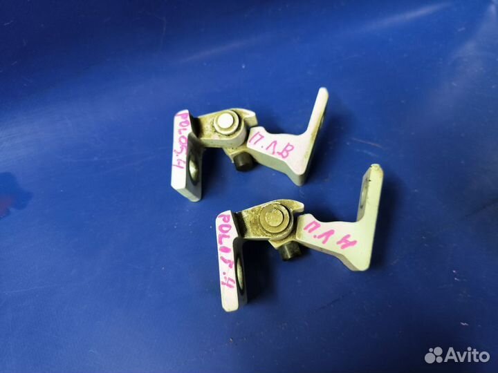 Петля двери передней левой Volkswagen Polo V