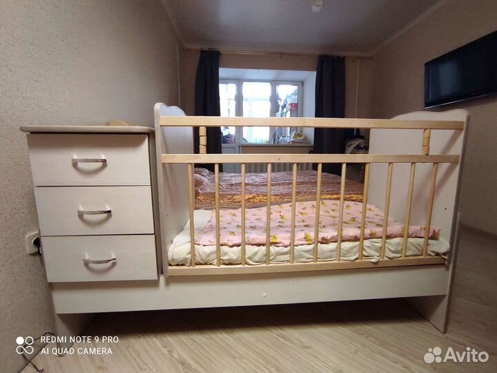 Детская кроватка с маятником и ящиком