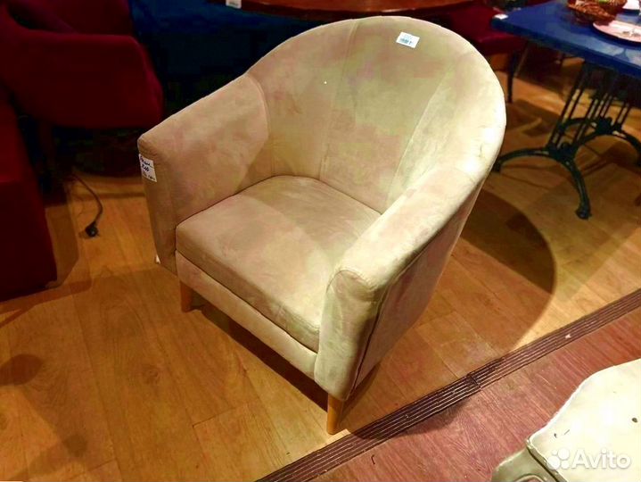 Кресло из велюра на ножках