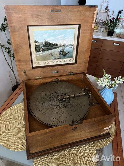 Старинная музыкальная шкатулка