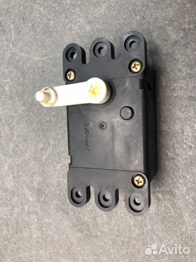 Сервопривод печки Mazda 323 BA Z5DE 1995