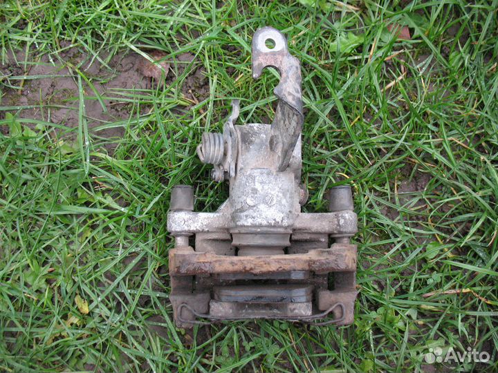 Суппорт задний Nissan Primera P12