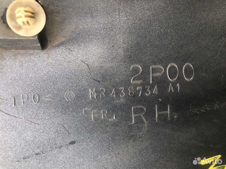 Брызговик передний правый Mitsubishi Pajero 3