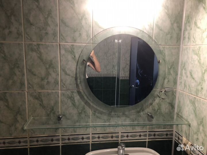 Зеркало с полкой в ванну