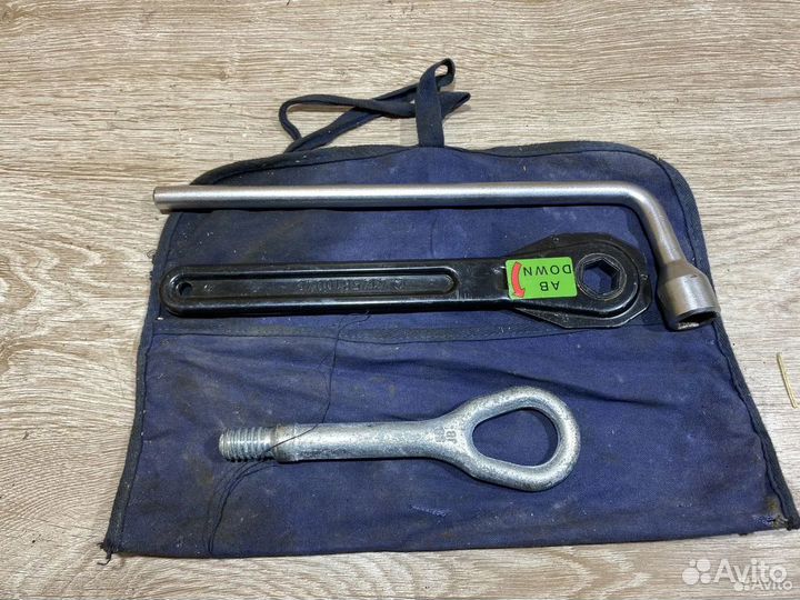 Набор инструментов Mercedes (ключ, крюч, ручка)