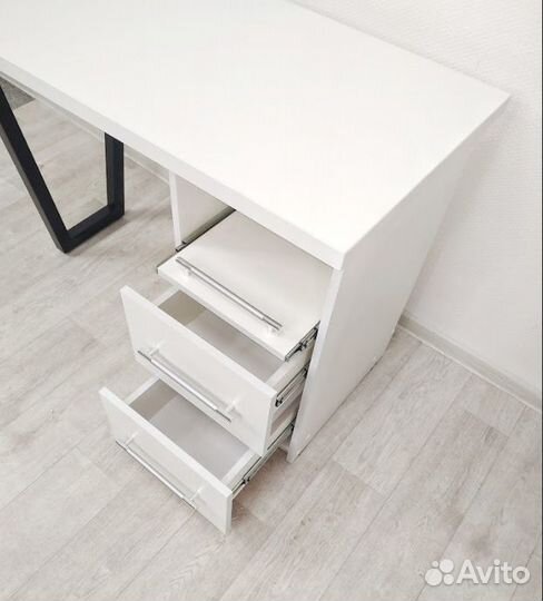 Стол для мастера маникюра