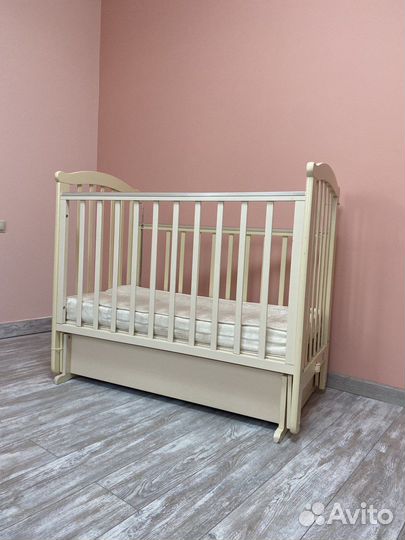 Детская кроватка с маятником и ящиком