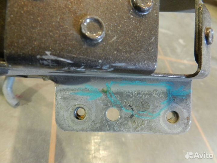 Петля крышки багажника правая - Volkswagen Polo