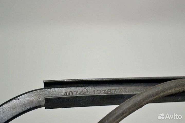 Поводок/Дворникодержатель лобовое стекло, правый D