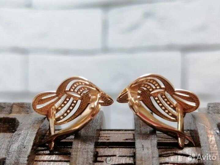 Золотые серьги 585 пробы массой 2.88 грамма