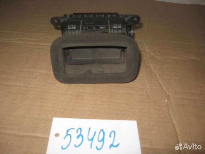 Дефлектор воздушный левый центральный Mazda 3 (BK)