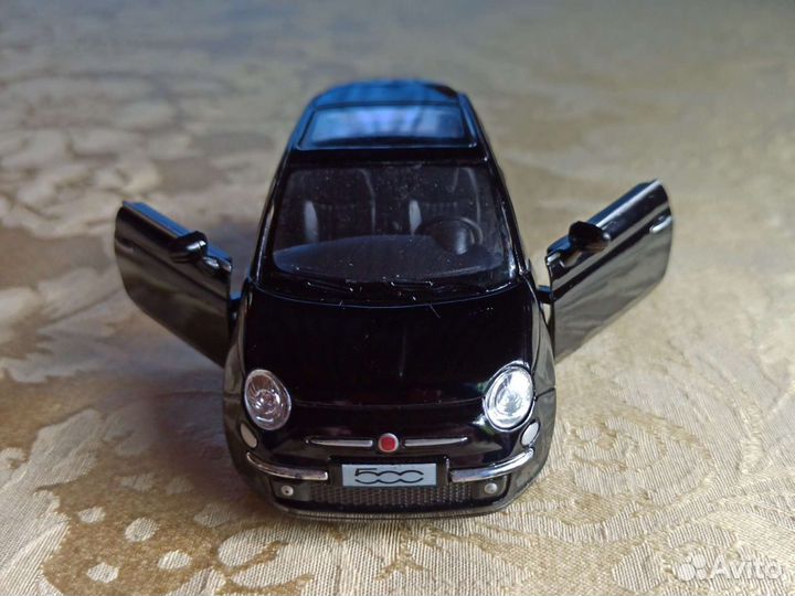 Коллекционная машинка Fiat 500