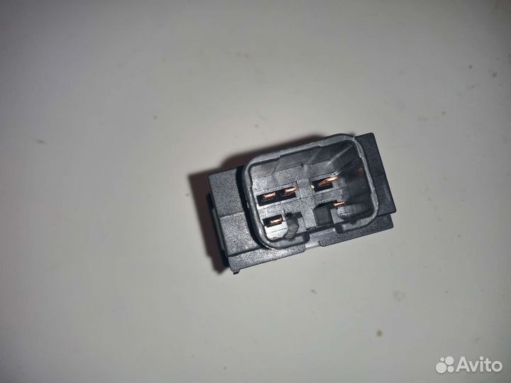Кнопка обогрева лобового стекла Тойота Авенсис 2