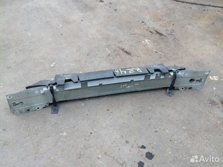 Усилитель переднего бампера на Volvo S60 2