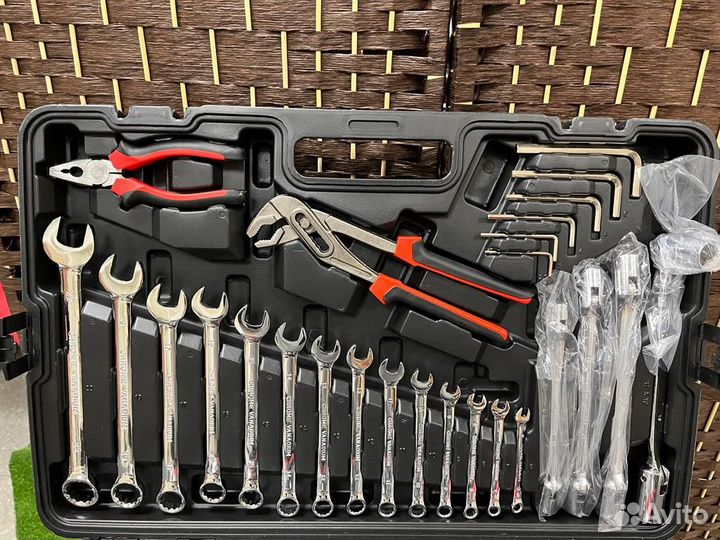 Набор инструментов в чемодане