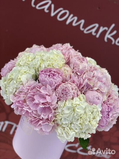 Букет коробка пионов и гортензий с доставкой