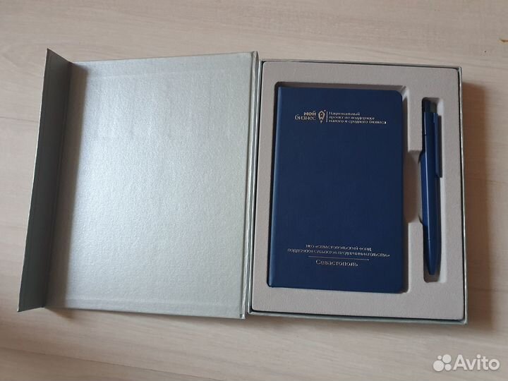 Блокнот с ручкой