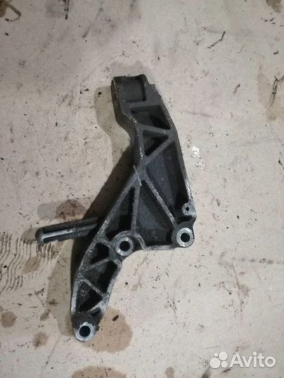 Кронштейн двигателя задний Opel Astra H