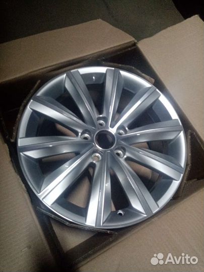 Диск литой R17 Passat B7