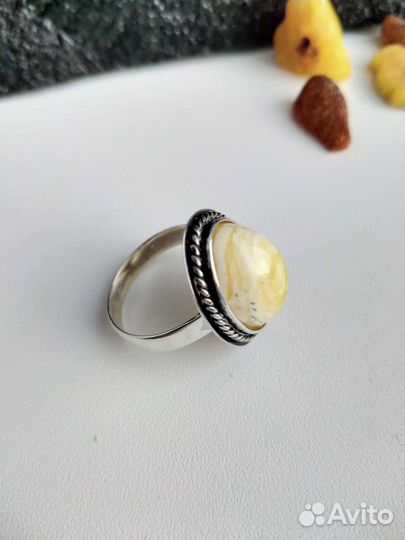 Серебряное кольцо с янтарем