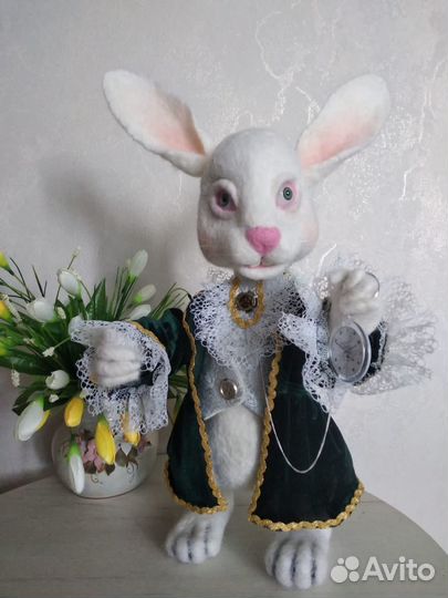 Зайчик из сказки «Алиса в стране чудес «