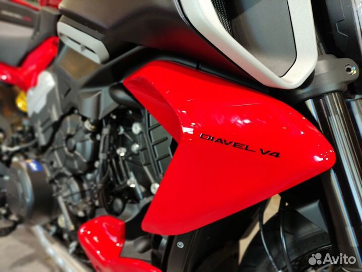 Ducati Diavel V4 (2023) RED