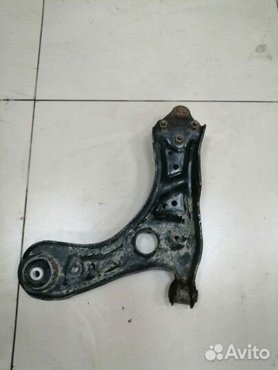 Рычаг передний правый Skoda Fabia