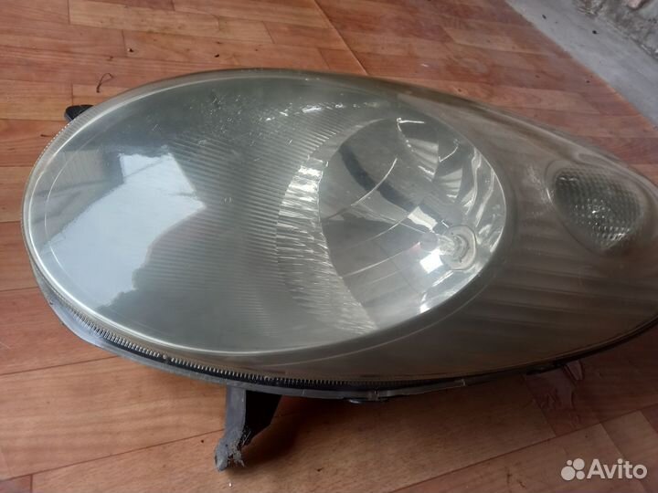 Фары б/у на Nissan March