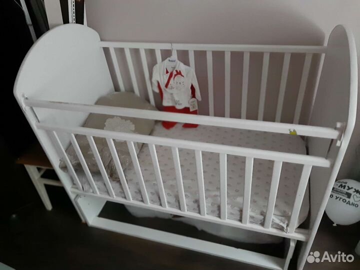 Стул для кормления и кроватка