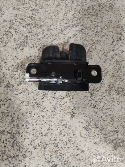 Замок багажника задний Volkswagen Transporter T5