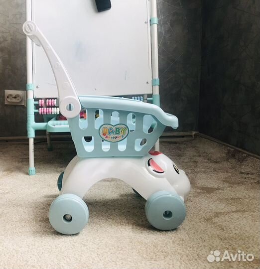 Тележка супермаркет с фруктами и овощами