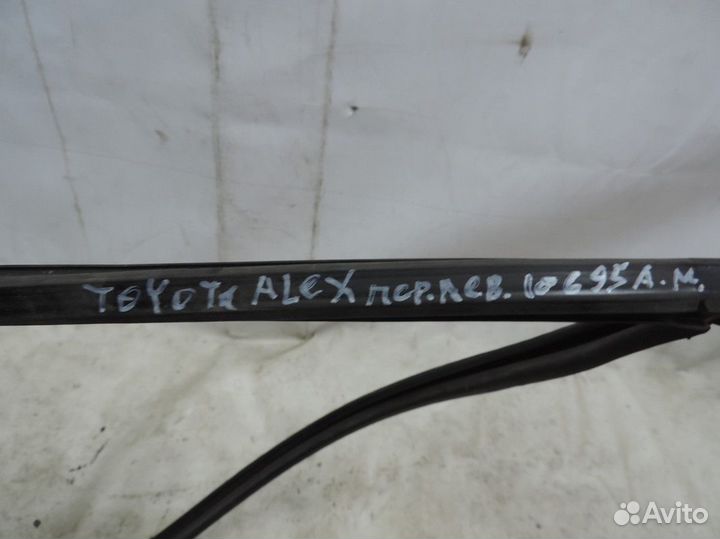 Уплотнитель стекла двери передний левый Toyota All