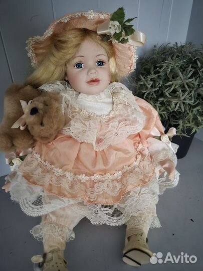 Кукла фарфоровая с мишкой