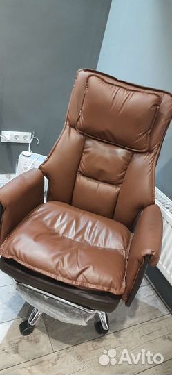 Офисное кожаное кресло