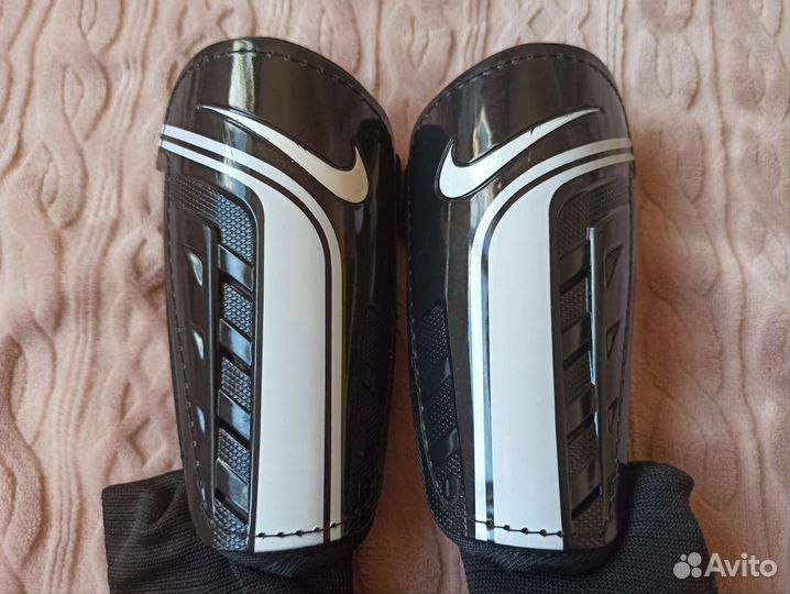 Щитки футбольные Nike размер S (120-130 см)