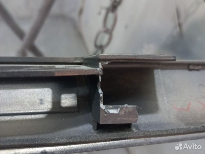 Молдинг багажника Toyota Avensis