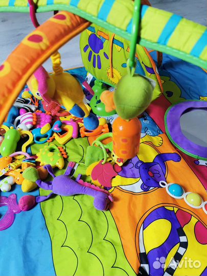 Развивающийся коврик + погремушки