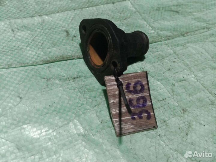 Фланец системы охлаждения Volkswagen Passat B3