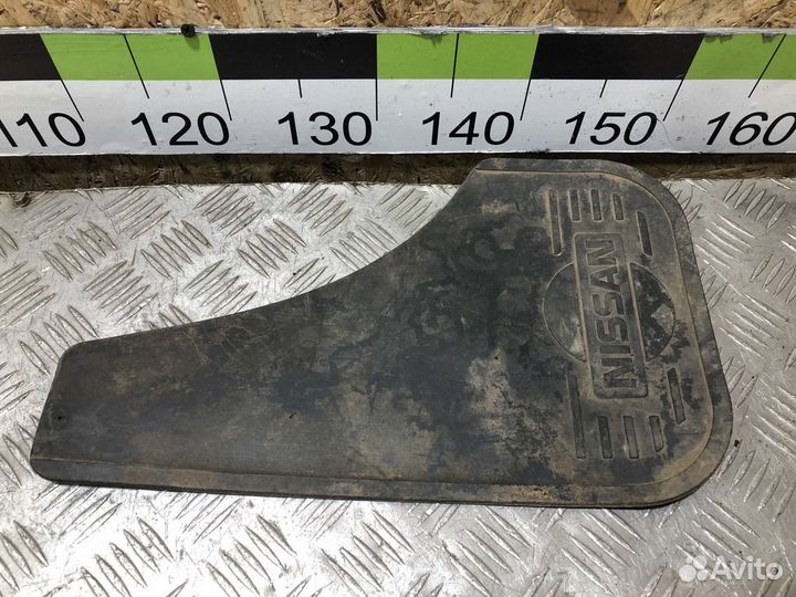 Брызговик левый передний Nissan Navara d40