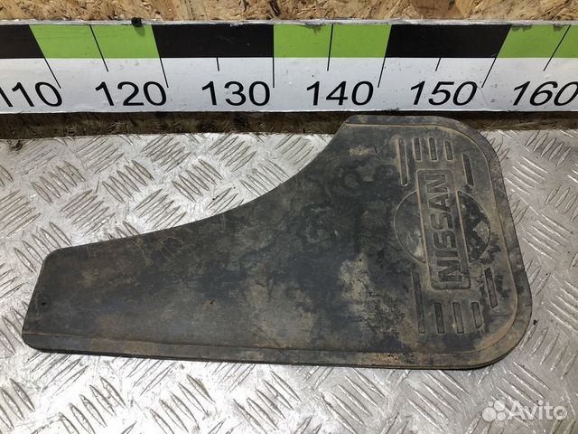 Брызговик левый передний Nissan Navara d40